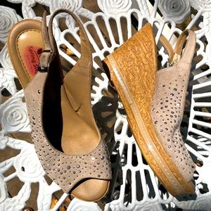 SPRING STEP “Made in Italy” Sparkly Studded Wedge Open Toe Suede Sandal. Cute‼️